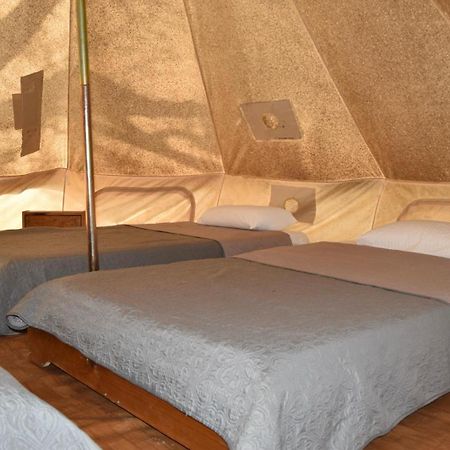 Camping Oliana Bagian luar foto