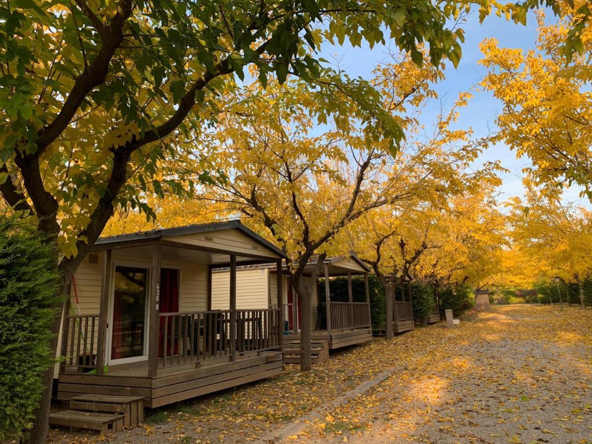 Camping Oliana Bagian luar foto