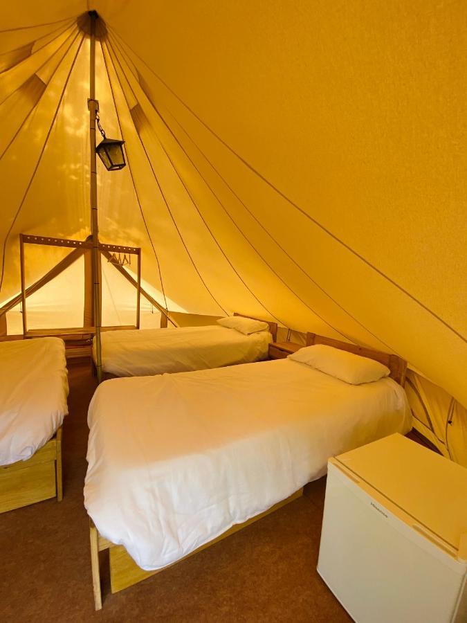 Camping Oliana Bagian luar foto