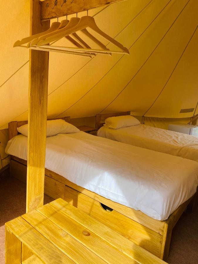 Camping Oliana Bagian luar foto