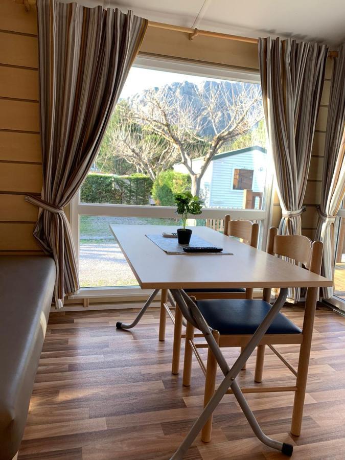 Camping Oliana Bagian luar foto