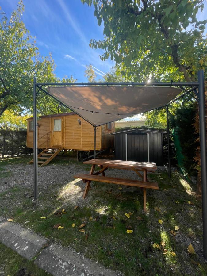 Camping Oliana Bagian luar foto
