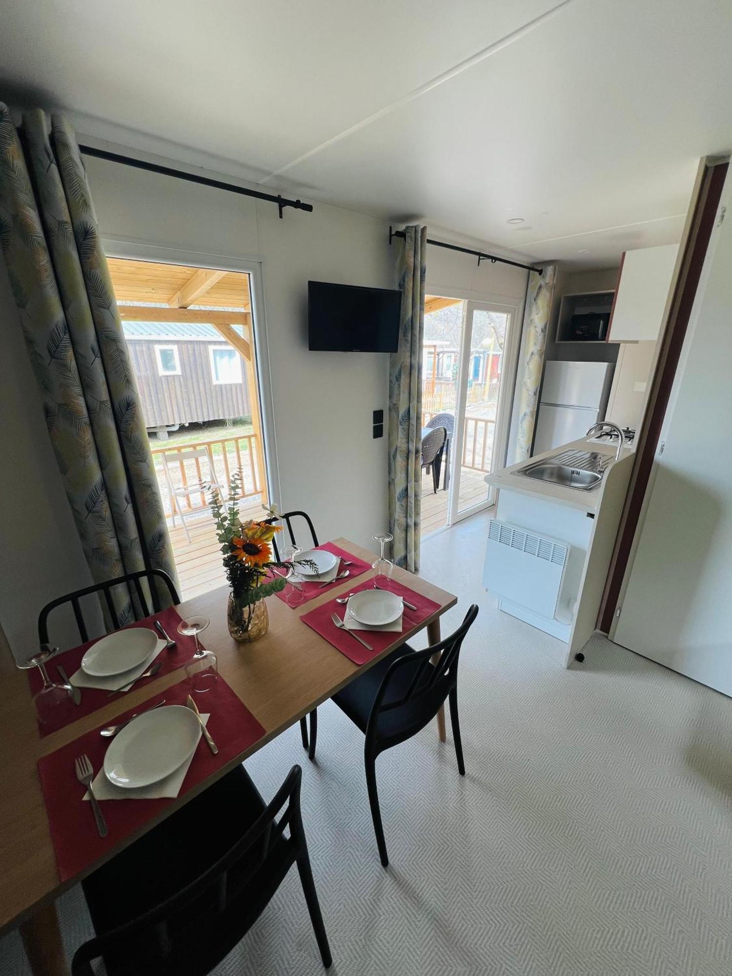 Camping Oliana Bagian luar foto