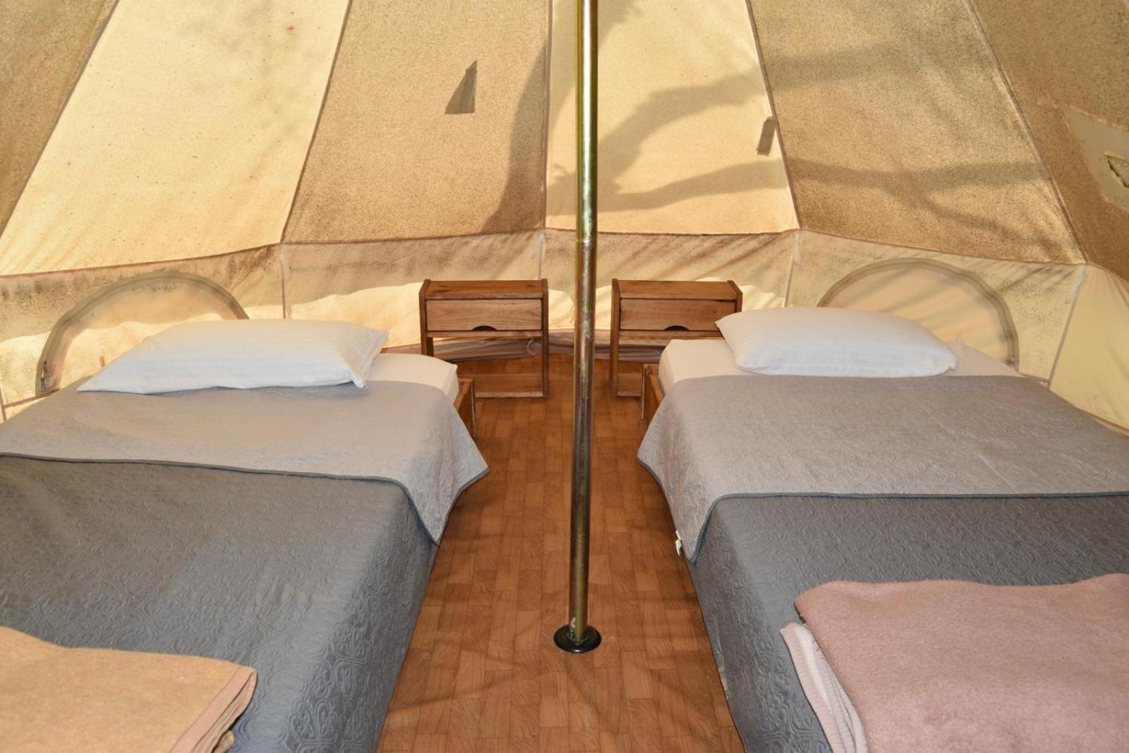 Camping Oliana Bagian luar foto