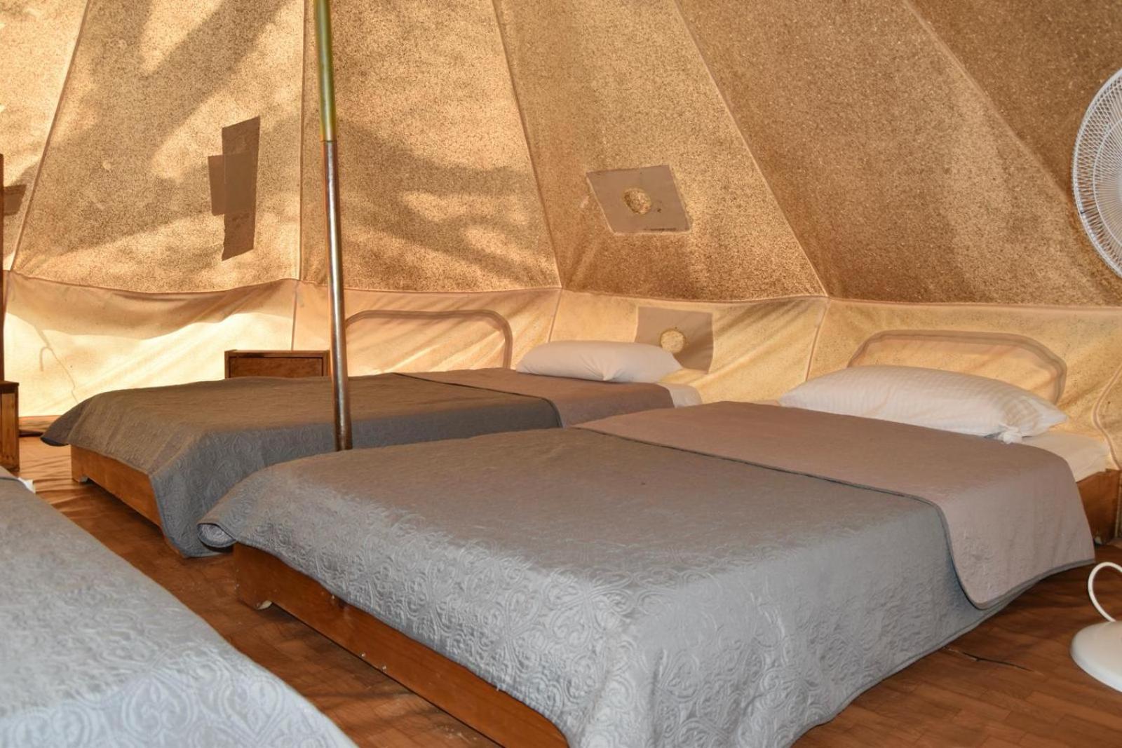 Camping Oliana Bagian luar foto