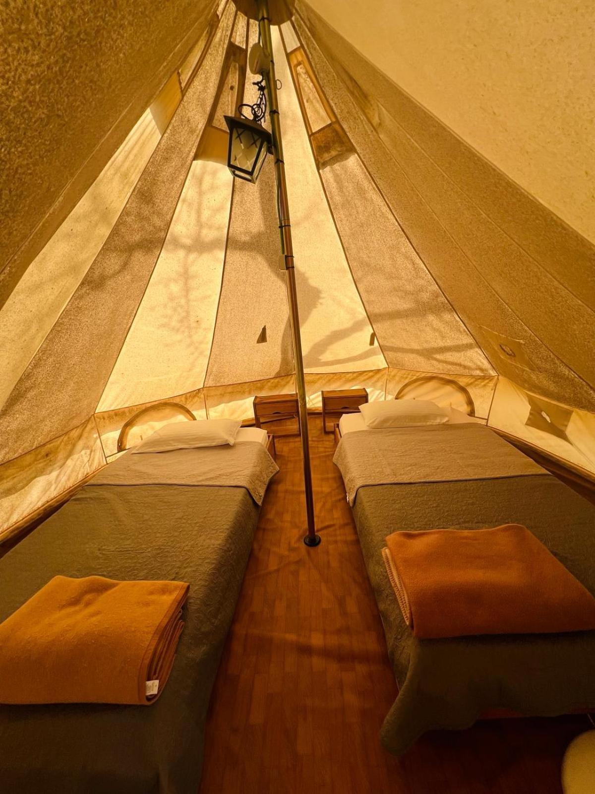 Camping Oliana Bagian luar foto
