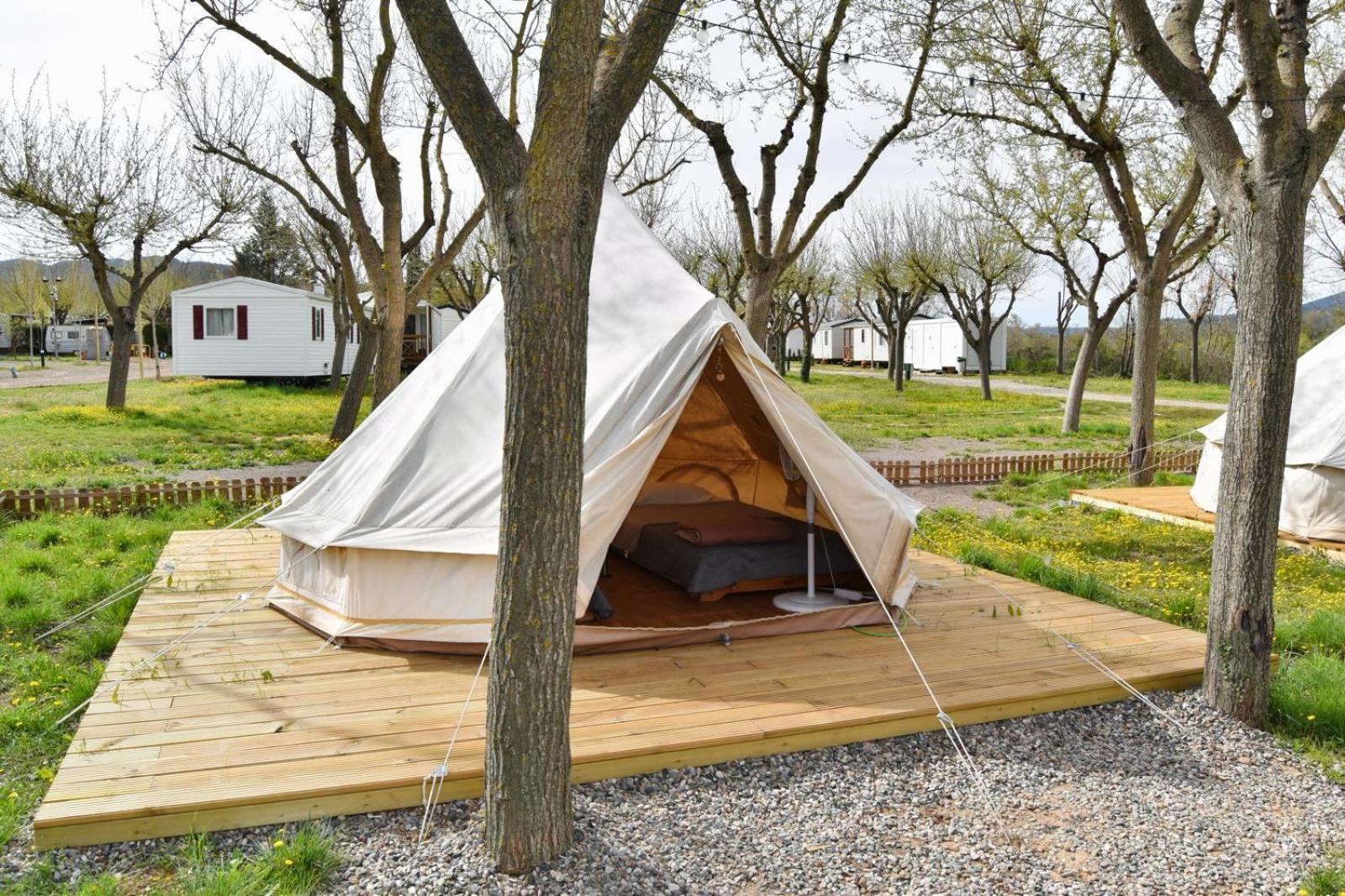 Camping Oliana Bagian luar foto