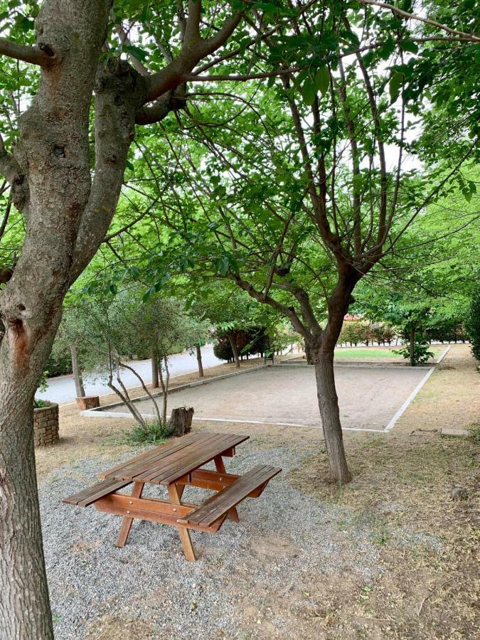 Camping Oliana Bagian luar foto