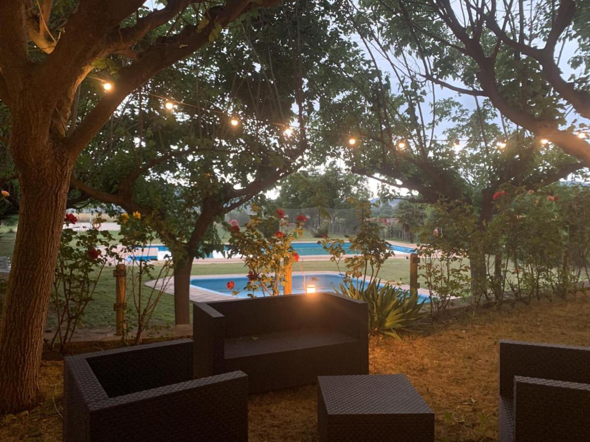 Camping Oliana Bagian luar foto